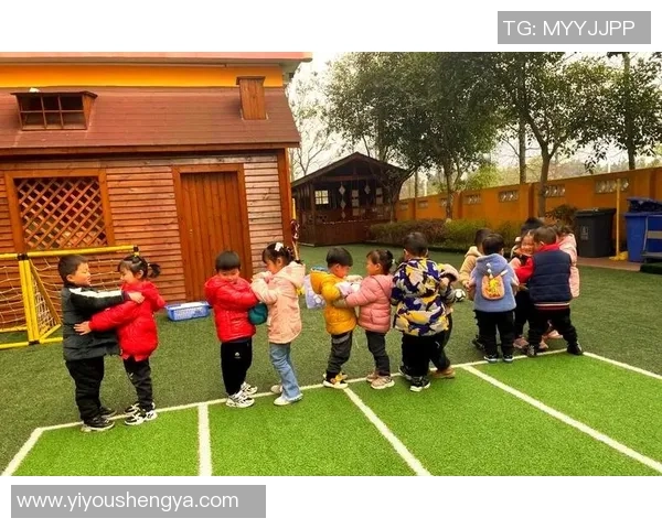 弹力小足球带来的快乐时光与亲子互动的完美结合